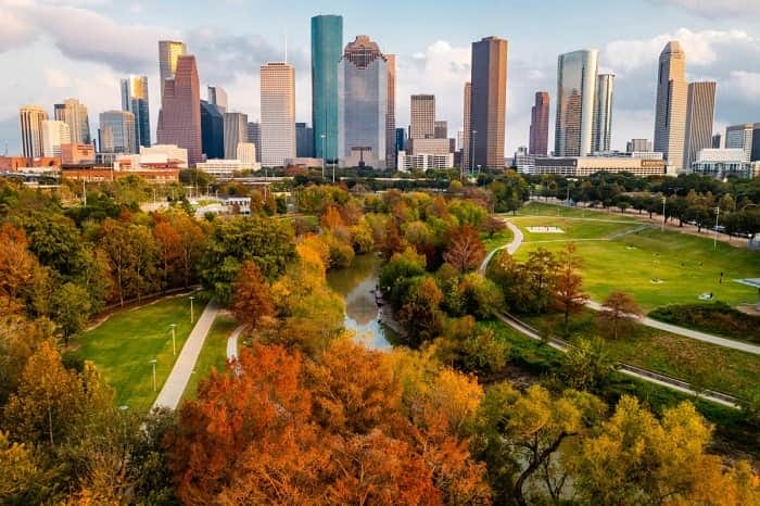 Houston sử dụng múi giờ Trung tâm và có áp dụng quy ước giờ mùa hè