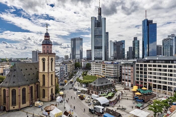 Frankfurt là thành phố lớn và là trung tâm tài chính hàng đầu của Đức