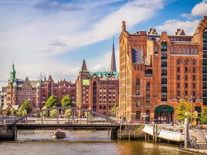 Hamburg sử dụng hai múi giờ vào mùa hè và mùa đông