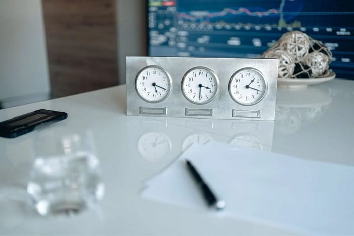 Việt Nam nhanh hơn Ottawa 11 – 12 tiếng tùy từng thời điểm trong năm