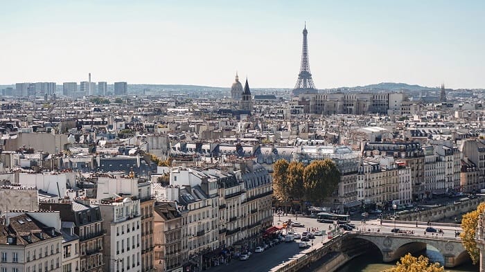 Paris sử dụng hai múi giờ theo mùa là CET và CEST