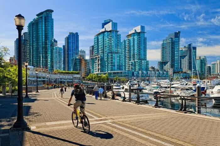 Mùa hè tại Vancouver có ngày dài với đặc điểm trời sáng sớm và tối muộn